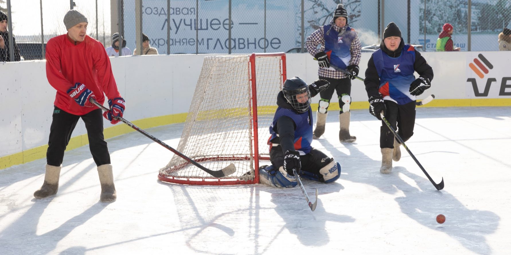 КОНАР провел турнир по хоккею в валенках КОНАР провел турнир по хоккею в валенках